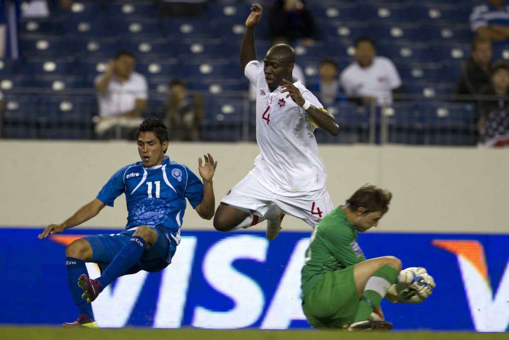 Michael Misiewicz grabs the ball as Nana Attakora leaps out of the way. PHOTO: CANADA SOCCER/MEXSPORT/ISAAC ORTIZ
